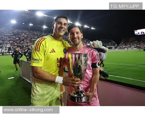 15岁卡布拉尔荣获梅西杯冠军最佳射手与MVP合照引发热议